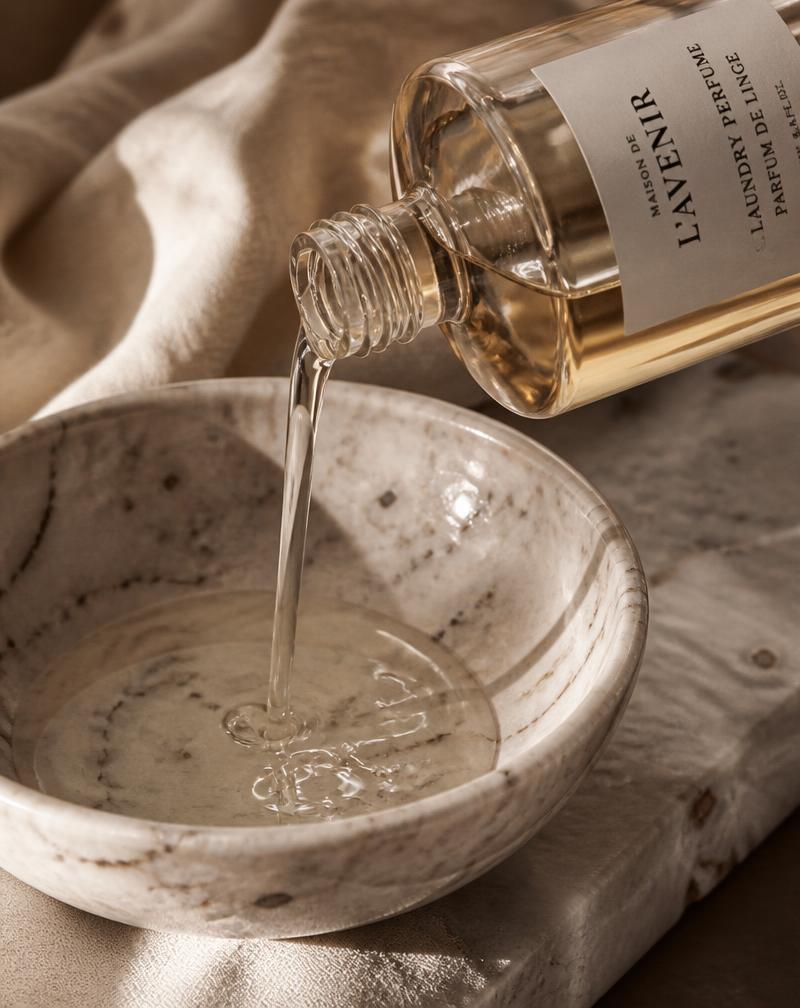 Wasparfum wordt in een marmeren schaal gegoten